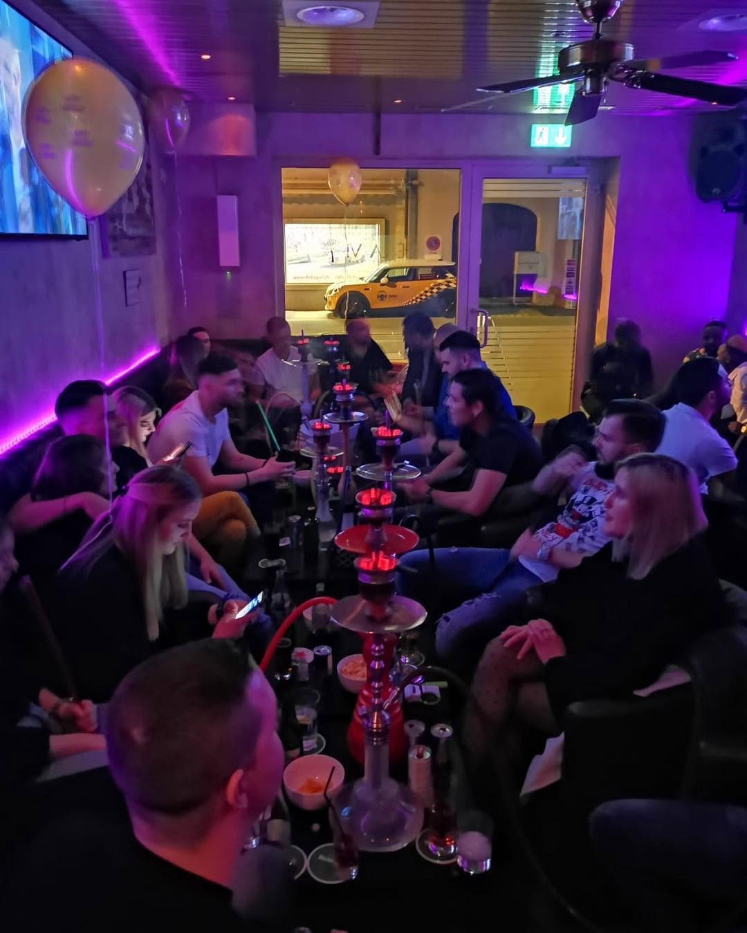 Gäste geniessen Shisha und Lounge-Atmosphäre im CÉ LA VI