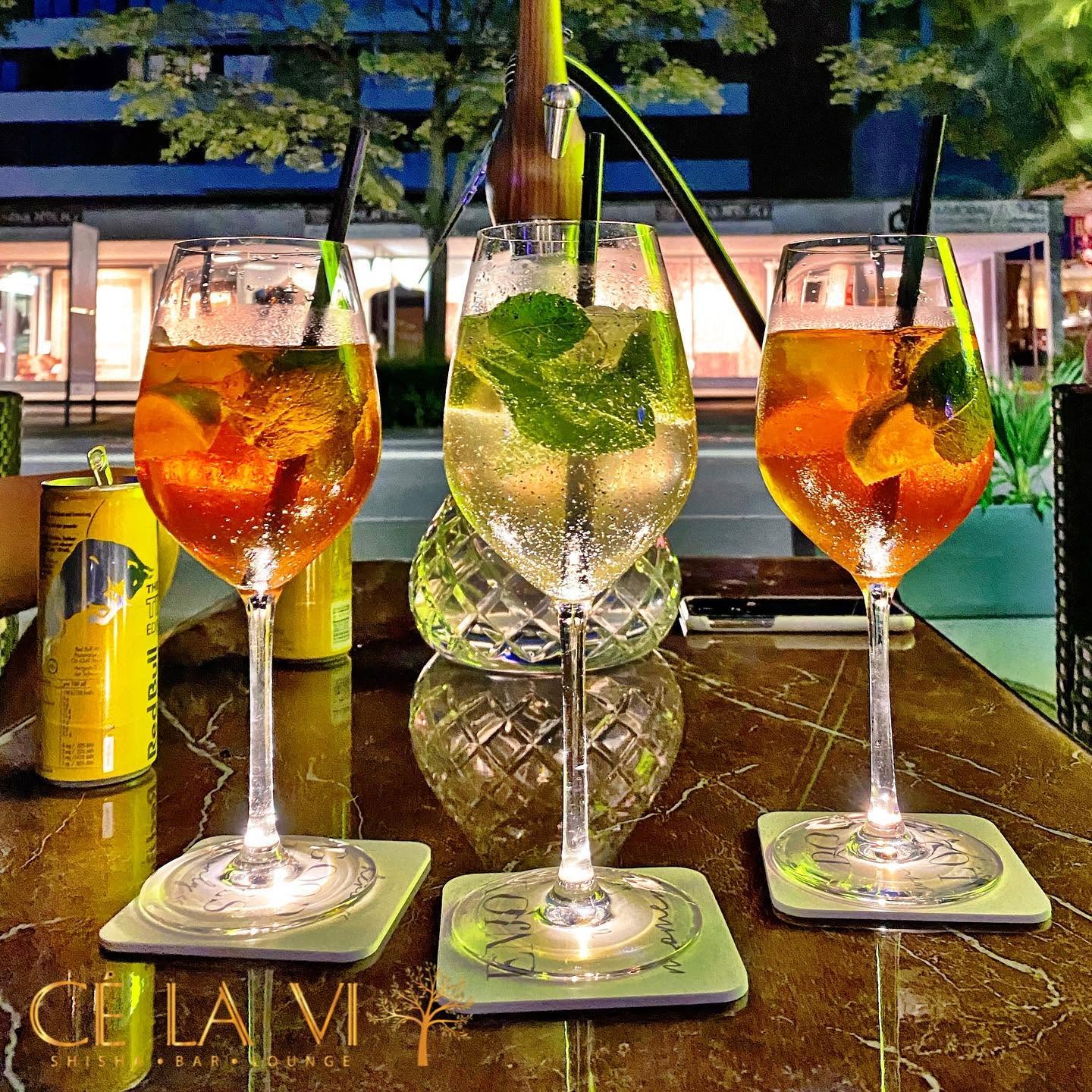 Cocktails auf der CÉ LA VI Terrasse